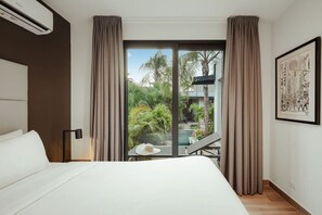 4 bedrooms, desk, iron/ironing board, travel cot - 4BR Tuscany Water Villa 4 King Suites by Bocobay (Noord)