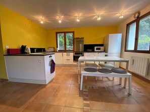 Fridge, microwave, oven, stovetop - Gîte with swimming pool in Pic Saint-Loup - Quiet, view, nature near Montpellier (Saint-Mathieu-de-Tréviers)