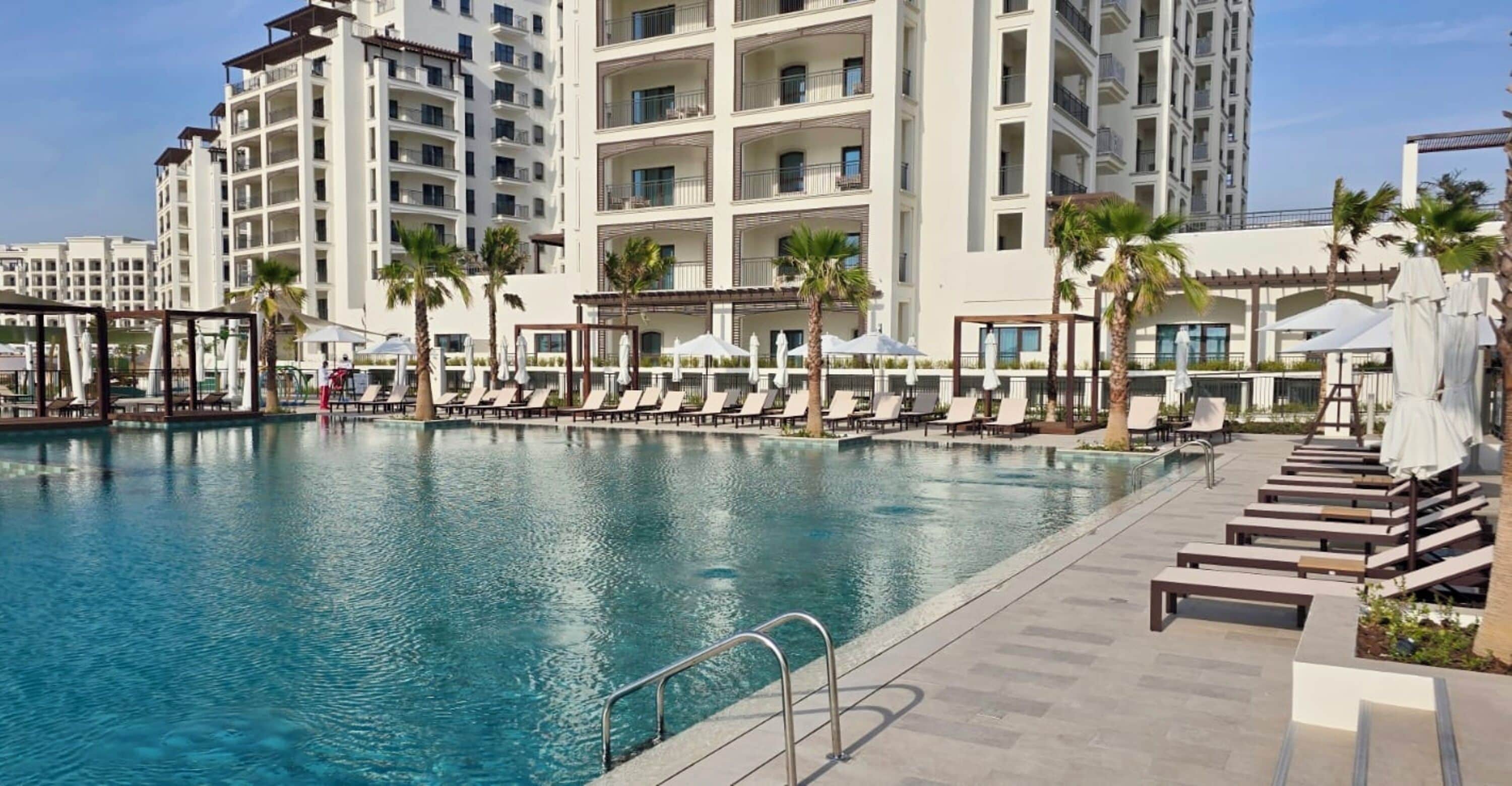 Hồ bơi ngoài trời, ghế dài tắm nắng 