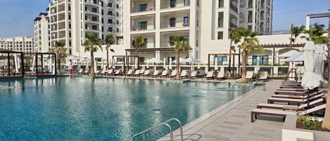 Ulkouima-allas, aurinkotuoleja