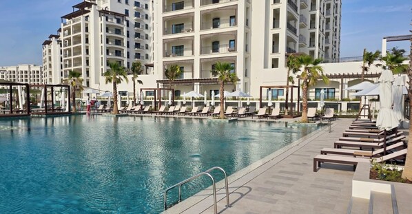 Ulkouima-allas, aurinkotuoleja