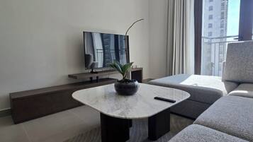 Apartment, 1 King Bed, Non Smoking, Bathtub | Living area