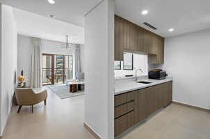 Apartamento luxo, 1 cama King, para não fumantes, banheira | Cozinha privada | Cafeteira/chaleira, chaleira elétrica, torradeira, produtos de limpeza