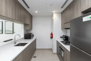 Deluxe-huoneisto, 1 suuri parisänky, tupakointi kielletty, kylpyamme | Yksityinen keittiö | Kahvin-/teenkeitin, vedenkeitin, leivänpaahdin, siivousvälineet