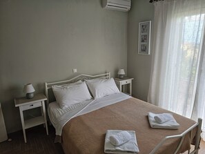 2 habitaciones, tabla de planchar con plancha y cuna de viaje 
