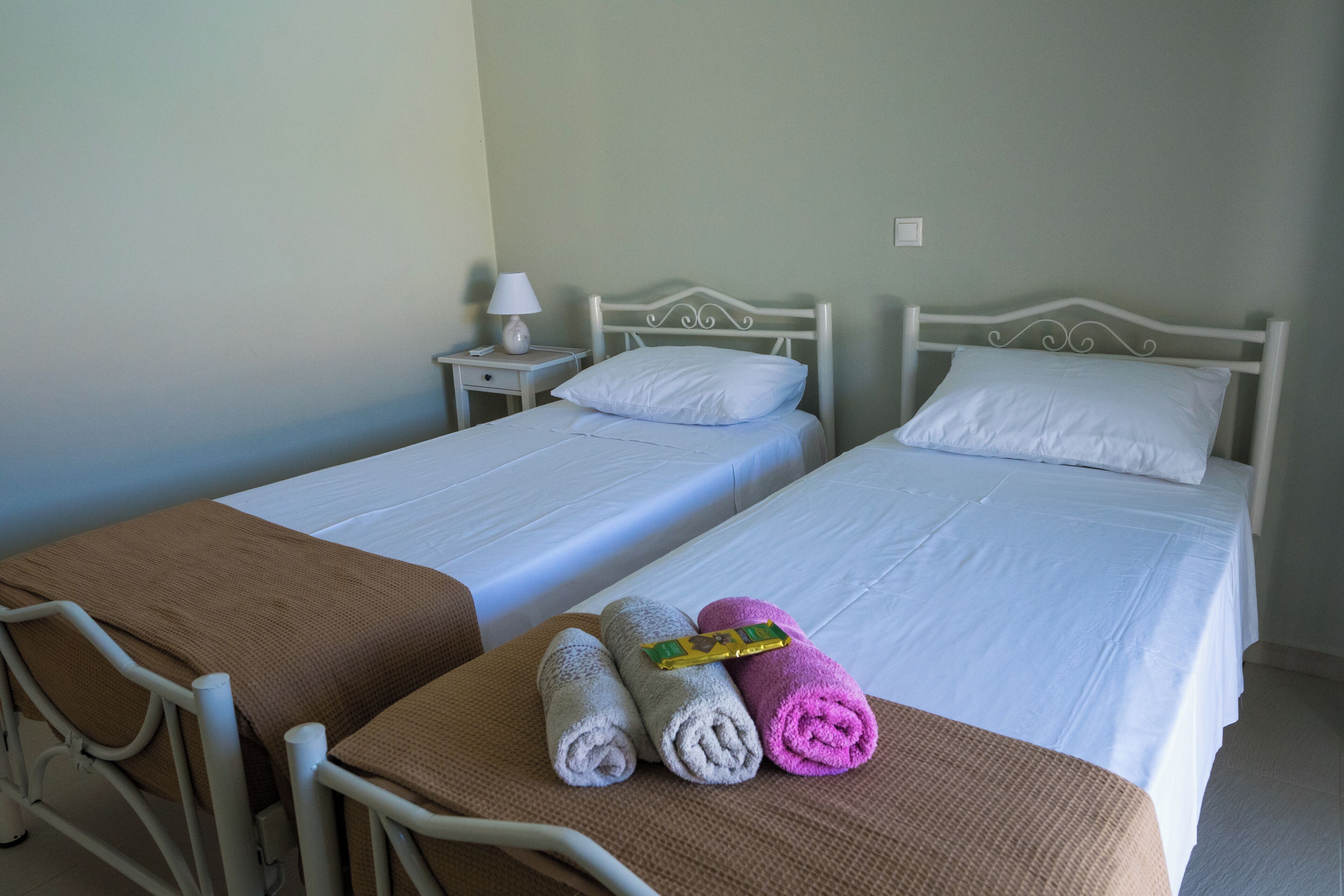 3 chambres, fer et planche à repasser, lit de bébé portatif