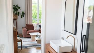 Svit Comfort - utsikt mot trädgården | Vardagsrum