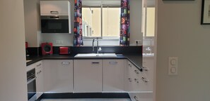 Private kitchen - LAVANDOU APPARTEMENT F3 EN VILLE DANS UN PARC DE VERDURE PROCHE PLAGE (Le Lavandou)