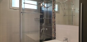 Shower, hair dryer, soap, toilet paper - LAVANDOU APPARTEMENT F3 EN VILLE DANS UN PARC DE VERDURE PROCHE PLAGE (Le Lavandou)