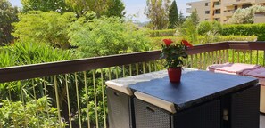 Outdoor dining - LAVANDOU APPARTEMENT F3 EN VILLE DANS UN PARC DE VERDURE PROCHE PLAGE (Le Lavandou)
