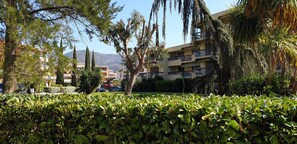 Property grounds - LAVANDOU APPARTEMENT F3 EN VILLE DANS UN PARC DE VERDURE PROCHE PLAGE (Le Lavandou)