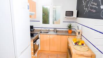 Frigorífico, microondas, horno y placa de cocina