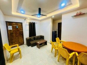 Apartment | Living area - Radhe Krishna Homestay (Varanasi)