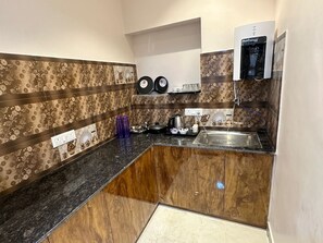 Apartment | Private kitchen - Radhe Krishna Homestay (Varanasi)