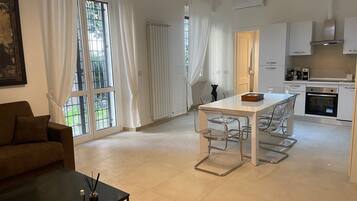 Frigorifero, forno, piano cottura, lavastoviglie