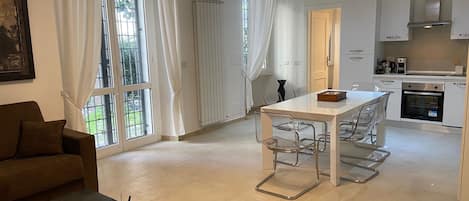 冷蔵庫、オーブン、コンロ、食器洗い機