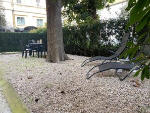 Outdoor dining - Quiet Garden Apartment in Parioli (Roma)
