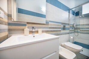 Hair dryer, towels, toilet paper - Vrbo Property (Sicilia)