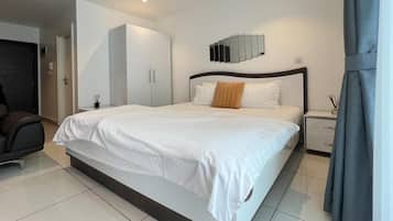 デラックス アパートメント パティオ ガーデンビュー | エジプト綿のシーツ、高級寝具、羽毛の掛け布団、セレクト コンフォート製ベッド