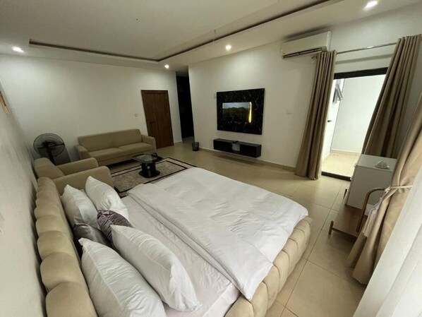 Desk, laptop workspace, blackout curtains, soundproofing - Lugbe RestHouse (Lugbe)