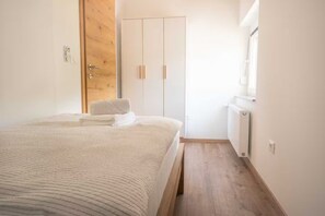 5 bedrooms, iron/ironing board, free WiFi, bed sheets