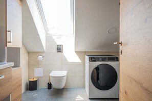 Douche, sèche-cheveux, bidet, savon