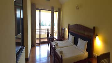 Dobbeltrom – deluxe, balkong, hageutsikt | Sengetøy i egyptisk bomull, sengetøy av topp kvalitet og skrivebord