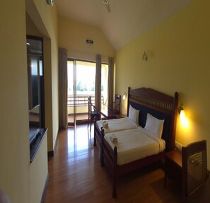 デラックス ダブルルーム バルコニー ガーデンビュー | エジプト綿のシーツ、高級寝具、デスク、WiFi (無料)