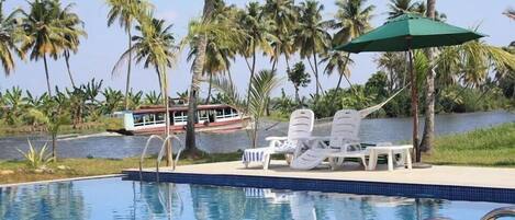 Una piscina al aire libre