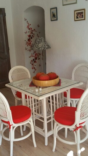 Dining - Cabanon provençal: the lezards (sillans la cascade)