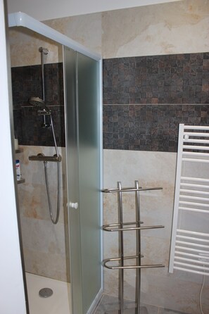 Shower, hair dryer, towels, soap - Magnificent T2 private pool. (Castellare Di Casinca)