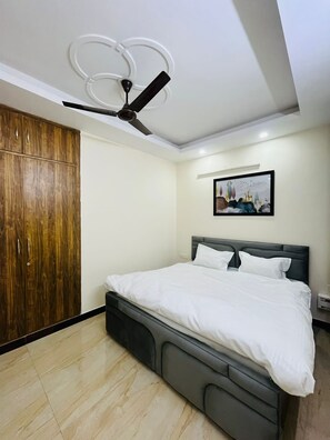 Room - Skyline Retreat by Housiify  (Gurugram)