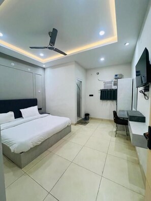 Standard Double Room, 1 Double Bed, Smoking, Private Bathroom | Desk, laptop workspace, soundproofing, rollaway beds