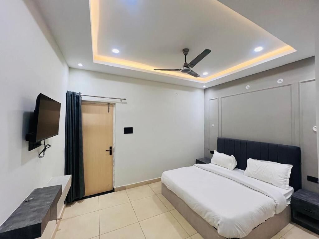 Standard Double Room, 1 Double Bed, Smoking, Private Bathroom | Desk, laptop workspace, soundproofing, rollaway beds