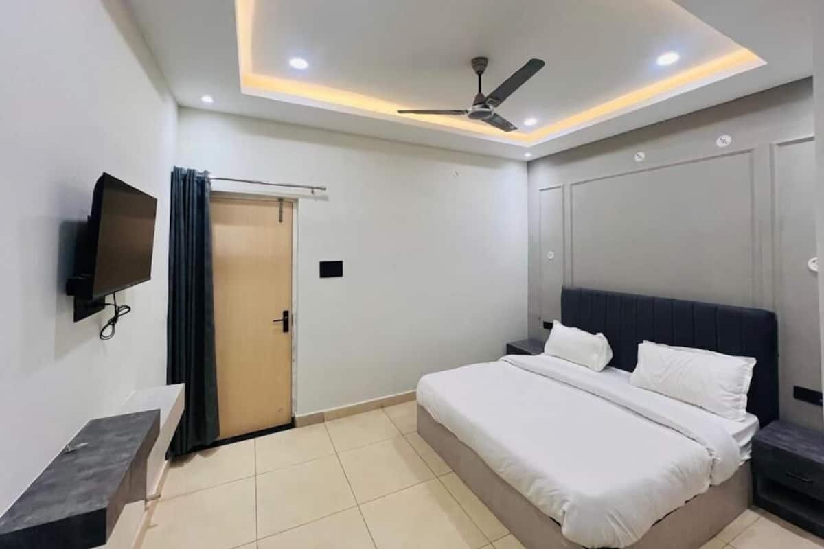 Escritorio y espacio para trabajar con laptop