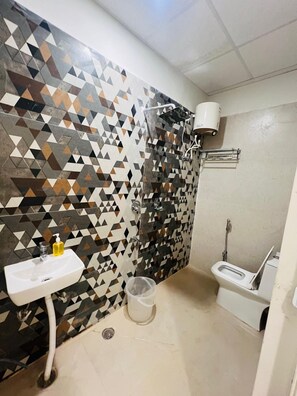 Doppia Standard, 1 letto matrimoniale, fumatori, bagno privato | Bagno | Combinazione doccia/vasca, asciugamani, sapone