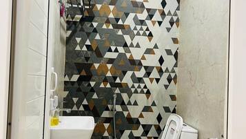 Bañera con ducha, toallas, jabón