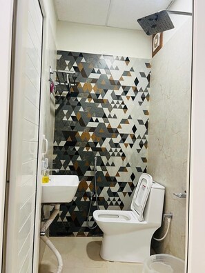 Standard Double Room, 1 Double Bed, Smoking, Private Bathroom | Bathroom | Combined shower/tub, towels, soap - Hotel SS Royal (Lucknow)