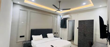 스탠다드 더블룸, 더블침대 1개, 흡연, 전용 욕실 | 책상, 노트북 작업 공간, 방음 설비, 간이 침대