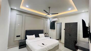 Standard Double Room, 1 Double Bed, Smoking, Private Bathroom | Desk, laptop workspace, soundproofing, rollaway beds