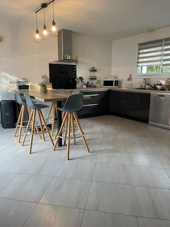 Fridge, microwave, oven, stovetop. House 128m2 10 min from the beach