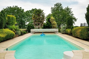 A swimming pool with a bridge, surrounded by well-manicured hedges and trees. - Holiday Home "Gîte Les Hortensias with Pool" – Private Pool, Wi-Fi & Air Conditioning (Trébédan)