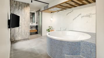 Superior Suite, City View | Bathroom