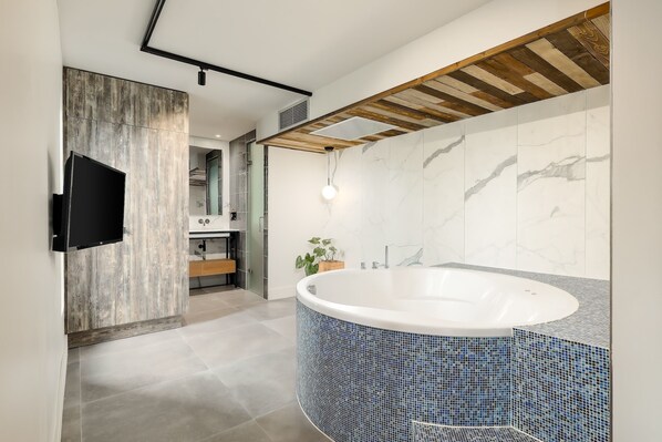 Phòng Suite Superior, quang cảnh thành phố | Phòng tắm | Buồng tắm vòi sen, vòi sen phun mưa, đồ dùng nhà tắm miễn phí