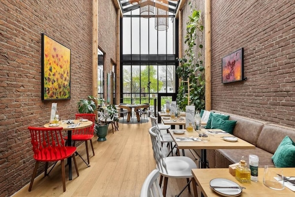 Serveert ontbijt, lunch en diner