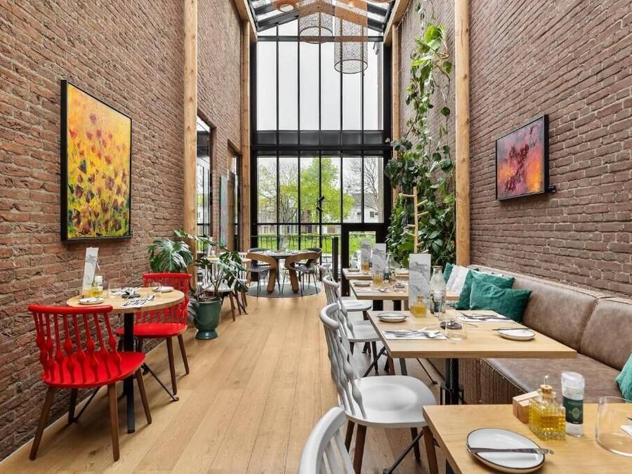 Breakfast, lunch and dinner served