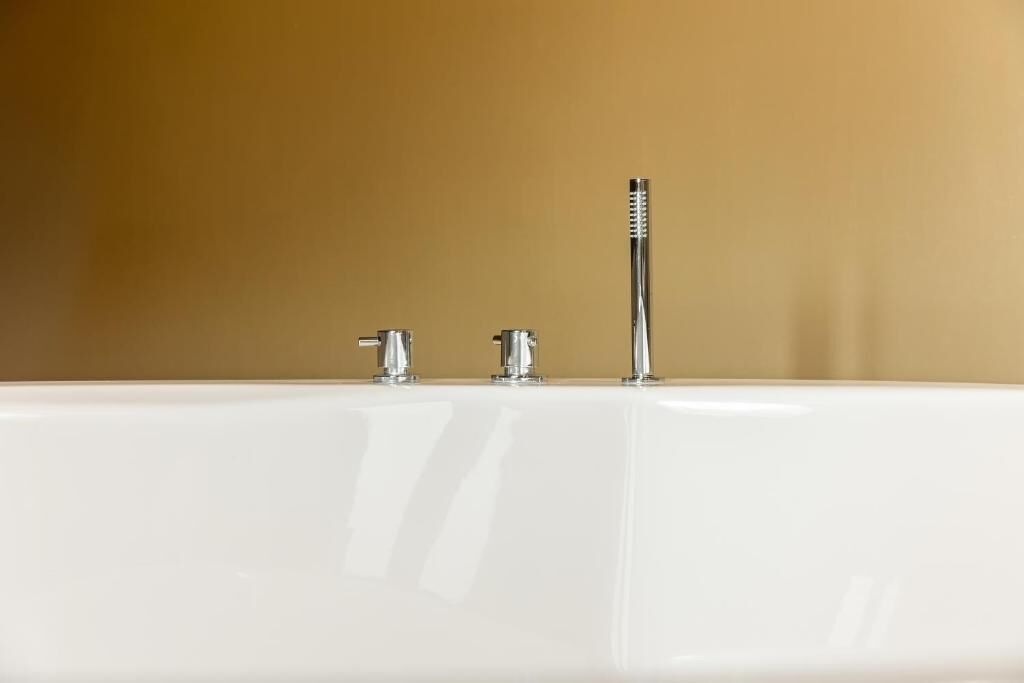 Une baignoire blanche avec deux robinets.