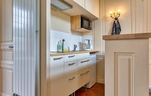 Een koelkast, een kookplaat, een koffiezetapparaat/waterkoker