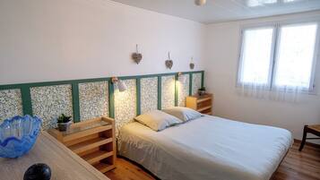 5 bedrooms, iron/ironing board, WiFi, bed sheets