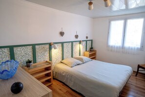 5 bedrooms, iron/ironing board, WiFi, bed sheets - Le grand Horizon, the heart of Charente-Maritime (ST PIERRE LA NOUE)
